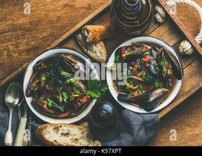 Belga Cozze Bollite In Salsa Di Pomodoro Con Prezzemolo Nel Vassoio Foto Stock Alamy