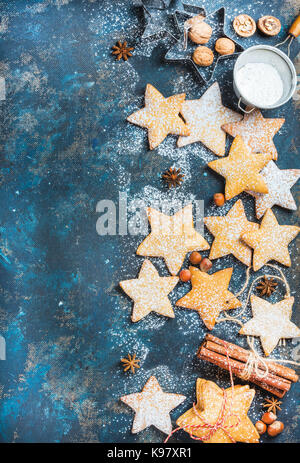 Natale a forma di stella i biscotti con gli stampi da forno e spezie Foto Stock