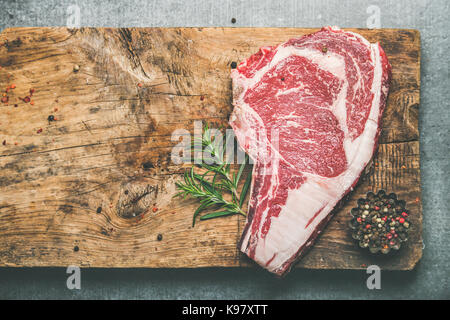 Materie non cotte bistecca di manzo rib-eye on board, spazio di copia Foto Stock