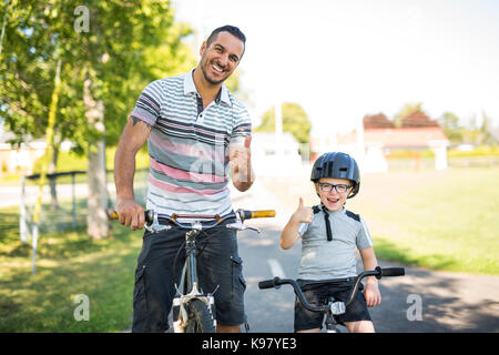 Padre figlio di bicicletta park Foto Stock