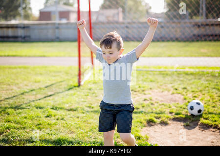 Caucassian giovane giocatore di calcio calcio Foto Stock