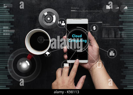 Uomo con dispositivo digitale con 'cloud computing' parola digitale su schermo virtuale . hi-tech la concezione di business . Foto Stock