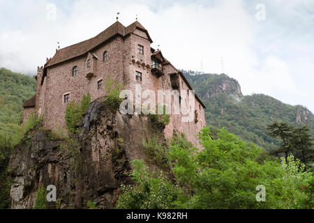 Il Castel Roncolo (Schloss Roncolo) vicino a Bolzano in Alto Adige, Italia, un castello medievale arroccato su una cengia rocciosa. Foto Stock