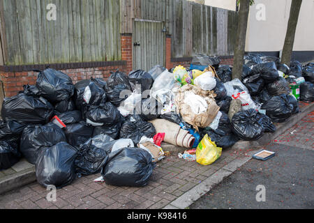 Pile di spazzatura in strada Medley, Tyseley, Birmingham durante lo scomparto uomini sciopero. Foto Stock