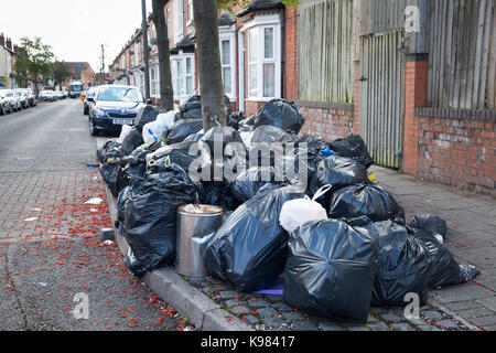 Pile di spazzatura in strada Medley, Tyseley, Birmingham durante lo scomparto uomini sciopero. Foto Stock