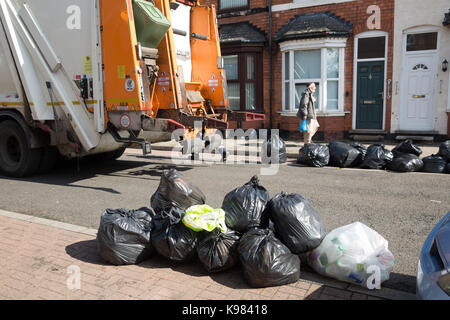 Pile di spazzatura in strada Medley, Tyseley, Birmingham durante lo scomparto uomini sciopero. Foto Stock