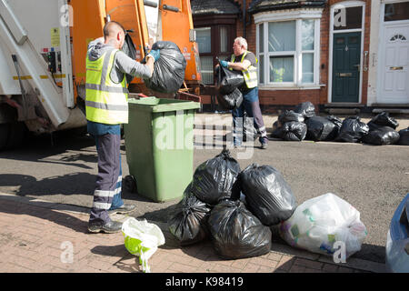 Pile di spazzatura in strada Medley, Tyseley, Birmingham durante lo scomparto uomini sciopero. Foto Stock