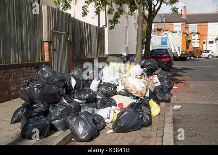 Pile di spazzatura in strada Medley, Tyseley, Birmingham durante lo scomparto uomini sciopero. Foto Stock