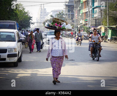 Yangon, myanmar - Feb 11, 2017. Una donna che cammina su sreet a Yangon, myanmar. yangon vanta il maggior numero di edifici dell'era coloniale nel sud-est un Foto Stock