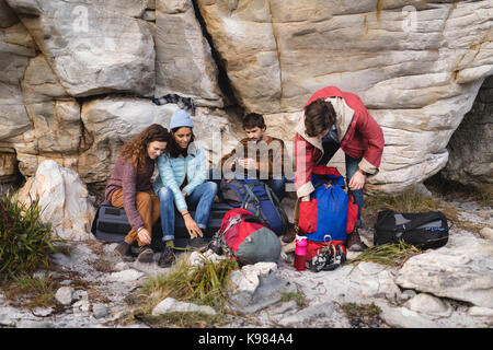 Gruppo di amici preparando per alpinismo Foto Stock