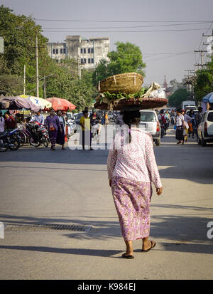Yangon, myanmar - Feb 11, 2017. Una donna che cammina su sreet alla giornata di sole a Yangon, myanmar. yangon vanta il maggior numero di edifici dell'era coloniale ho Foto Stock