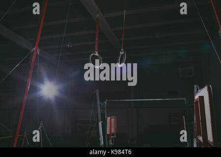 Vuoto anelli ginnici e barra orizzontale in palestra Foto Stock