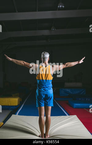 Ginnasta maschio pronto per eseguire esercizi di ginnastica in palestra Foto Stock