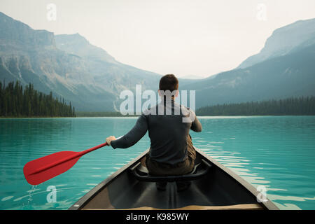 Vista posteriore dell'uomo kayak nel lago Foto Stock