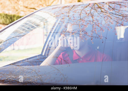 Uomo che parla per il suo telefono cellulare Foto Stock
