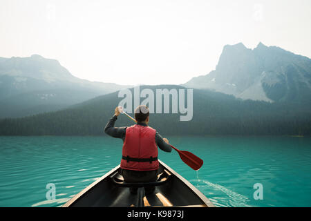 Vista posteriore dell'uomo kayak nel lago Foto Stock