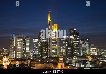 Lo skyline del distretto finanziario di Francoforte la sera Foto Stock