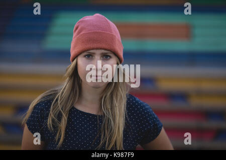 Ritratto di giovane donna che indossa knit hat Foto Stock