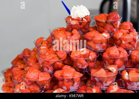 Le fragole in contenitori in plastica Foto Stock