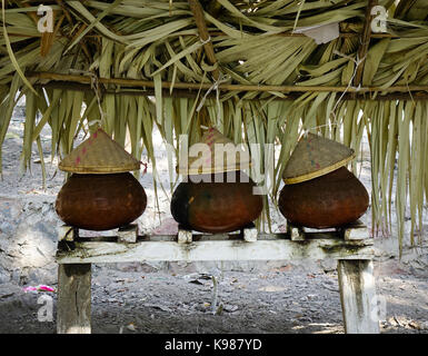 Vasi di argilla con acqua per bere alla pagoda buddista a Mandalay, Myanmar. Foto Stock