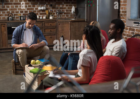 Multietnica gli studenti che studiano insieme Foto Stock