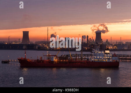 Alba sopra l'orizzonte industriale dell'Humber Estuary vicino la città di hull nel nord-est dell'inghilterra. Foto Stock