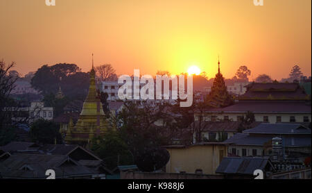 Un antico pagoda buddista al tramonto a Pyin Oo Lwin, myanmar. Pyin Oo Lwin è una pittoresca città sulla collina di Mandalay Division, situato nell'altopiano di Shan. Foto Stock