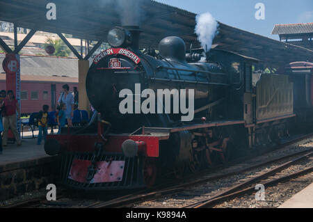 No. 251 Sir Thomas Maitland una classe B1B di una locomotiva a vapore essendo distaccata dal viceré speciale nella stazione di Galle, Sri Lanka. Foto Stock