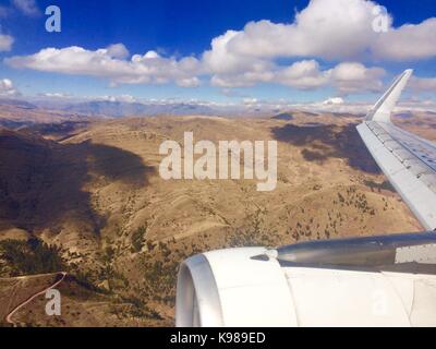 Guardando attraverso il finestrino per aereo delle Ande Foto Stock