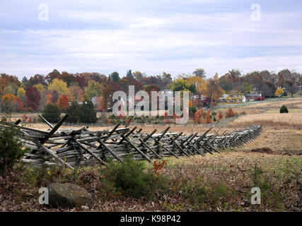 Parco Militare Nazionale di Gettysburg in Pennsylvania, Stati Uniti d'America - 31 ottobre 2016 - vista sul campo di battaglia di split cancellata con l'autunno lasciare e città in background Foto Stock