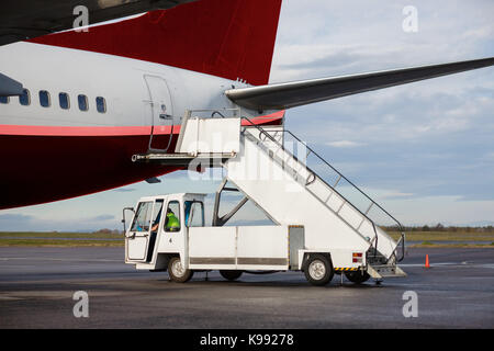 Veicolo da passerella attaccato al velivolo Foto Stock