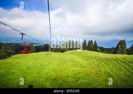 Incredibile luzern scenario rurale, bird eye vista dalla funivia di Monte Pilatus, Lucerna, Svizzera, Europa. Foto Stock