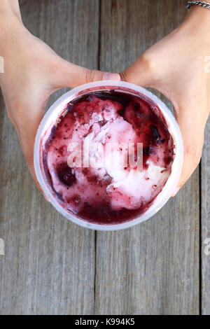 Berry yogurt aromatizzati contro lo sfondo di legno Foto Stock