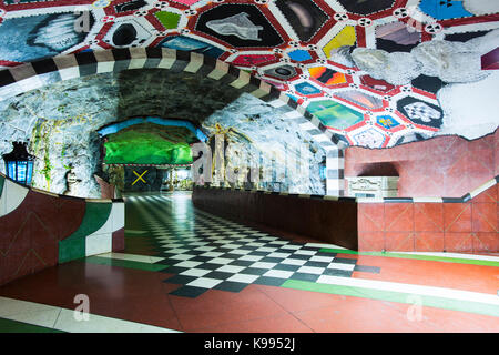 Kungstradgarden stazione della metropolitana di Stoccolma, o T-Bana, in Svezia. La metropolitana di Stoccolma è considerata la più lunga del museo d'arte nel mondo. Foto Stock