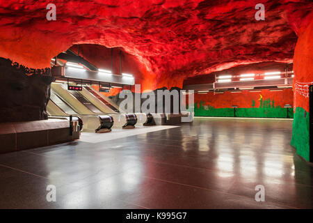 Solna Centrum stazione della metropolitana di Stoccolma, o T-Bana, in Svezia. La metropolitana di Stoccolma è considerata la più lunga del museo d'arte nel mondo. Foto Stock