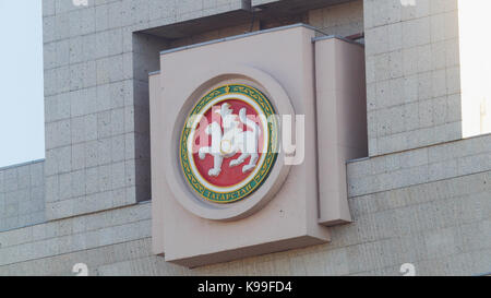 Kazan, Russia - 15 settembre 2017, le barre bianche - simbolo della Repubblica di Tatarstan - emblema sul palazzo del governo Foto Stock