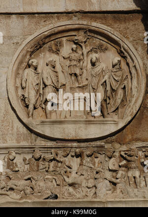 Italia. Roma. Arco di Costantino. Iv secolo. eretta dal Senato in onore dell'imperatore Costantino dopo la sua vittoria su Massenzio nella battaglia di Ponte milvian (312) rilievo circolare raffigurante il sacrificio di Diana. dettaglio. Foto Stock