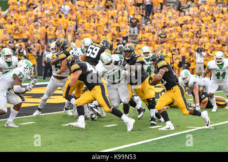 16 settembre 2017: .Iowa Hawkeyes running back Kelly-Martin avorio (21) porta la palla come egli punteggi durante un NCAA Football gioco tra l'Iowa Hawkeyes e il nord Texas Mean-Green aquile a Kinnick Stadium di Cedar Rapids, Iowa .Manny Flores/CSM Foto Stock