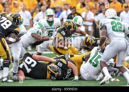 16 settembre 2017: .Iowa Hawkeyes running back Toren giovani (28) porta la sfera durante un NCAA Football gioco tra l'Iowa Hawkeyes e il nord Texas Mean-Green aquile a Kinnick Stadium di Cedar Rapids, Iowa .Manny Flores/CSM Foto Stock