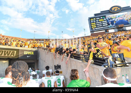 16 settembre 2017: .Iowa Hawkeyes ventole agitare le mani con il nord Texas giocatori dopo un NCAA Football gioco tra l'Iowa Hawkeyes e il nord Texas Mean-Green aquile a Kinnick Stadium di Cedar Rapids, Iowa .Manny Flores/CSM Foto Stock