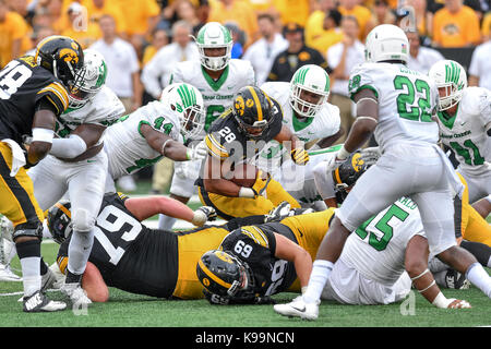 16 settembre 2017: .Iowa Hawkeyes running back Toren giovani (28) porta la sfera durante un NCAA Football gioco tra l'Iowa Hawkeyes e il nord Texas Mean-Green aquile a Kinnick Stadium di Cedar Rapids, Iowa .Manny Flores/CSM Foto Stock