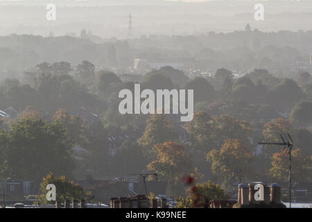 Londra, Regno Unito. Xxii Sep, 2017. wimbledon paesaggio bagnato in nebuloso il sole la mattina del primo giorno di autunno credito: amer ghazzal/alamy live news Foto Stock