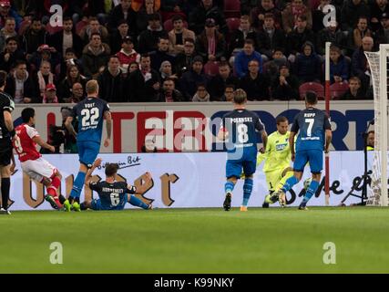 Yoshinori muto (Magonza), 20 settembre 2017 - CALCIO : yoshinori muto di Magonza punteggi della sua squadra il secondo obiettivo passato havard nordtveit e portiere oliver baumann di hoffenheim durante il tedesco 'bundesliga' match tra 1. FSV Mainz 05 2-3 tsg 1899 hoffenheim a opel arena in Mainz, Germania. (Foto di Maurizio borsari/aflo) Foto Stock