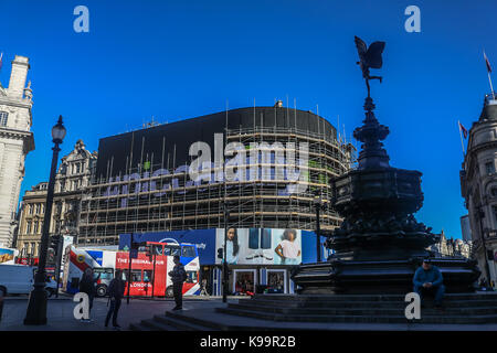 Londra, Regno Unito. Il 22 settembre, 2017. I lavoratori di rimozione del ponteggio che copre il nuovo gigantesco schermo pubblicità subendo una high tech upgrade 4k per schermo a led in grado di ospitare i video dal vivo, meteo, notizie e risultati sportivi, in aggiunta al tempo reale social media feeds per rivelare l'ortografia #piccadilly prima che lo schermo si è acceso in autunno. Il nuovo schermo è stato sostituito e diventerà più grande d'Europa digitale singolo, ultra-high definition schermo curvo la misura 8.500 piedi quadrati (790 mq) sarà inaugurato nell'autunno 2017. Credito: amer ghazzal/alamy live news Foto Stock
