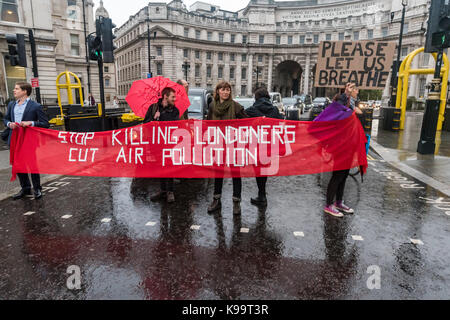 Settembre 21, 2017 - Londra, Regno Unito - Londra, Regno Unito. Il 21 settembre 2017. Gli attivisti per 'stop uccidendo londinesi' tenere un banner di fronte al centro commerciale per cancellare Trafalgar square di traffico in un breve protesta contro il traffico illegale di livelli di inquinamento atmosferico nella capitale che si traducono in 9.500 decessi prematuri e con molta sofferenza da malattia respiratoria. in un attentamente pianificato protesta hanno bloccato tutti i cinque ingressi per la rotatoria di piazza, lo svuotamento di traffico mentre ci hanno parlato del problema e distribuito dei volantini. Questa è stata la quinta protesta da parte di attivisti da risalendo intese a mobilitare persone ac Foto Stock