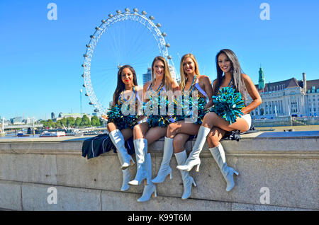 Londra, 22 agosto. American Cheerleaders a Londra la pubblicità della Domenica della NFL game a Londra tra il Baltimore Ravens e Jacksonville Jaguars Credito: PjrFoto/Alamy Live News Foto Stock