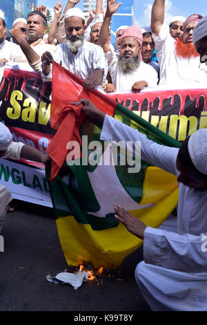 Dacca in Bangladesh. Xxii Sep, 2017. bangladese attivisti provenienti da vari gruppi islamici bruciare una bandiera nazionale di Myanmar e la simulazione di una bara del Myanmar il consigliere di stato di Aung San suu Kyi durante una manifestazione di protesta contro la persecuzione dei Rohingya musulmani in Myanmar, dopo la preghiera del venerdì a Dhaka, nel Bangladesh, 22 settembre 2017. Credito: sk hasan ali/alamy live news Foto Stock