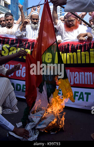 Dacca in Bangladesh. Xxii Sep, 2017. bangladese attivisti provenienti da vari gruppi islamici bruciare una bandiera nazionale di Myanmar e la simulazione di una bara del Myanmar il consigliere di stato di Aung San suu Kyi durante una manifestazione di protesta contro la persecuzione dei Rohingya musulmani in Myanmar, dopo la preghiera del venerdì a Dhaka, nel Bangladesh, 22 settembre 2017. Credito: sk hasan ali/alamy live news Foto Stock