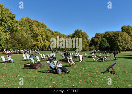 Londra, Regno Unito. Il 22 settembre, 2017. Regno Unito Meteo. Persone godetevi il sole e temperature calde in St James Park il primo giorno di autunno nella capitale. Credito: Stephen Chung/Alamy Live News Foto Stock