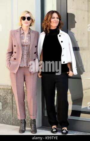 Milano, Italia. Xxii Sep, 2017. per donna della settimana della moda primavera/estate 2018 giorgio armani arrivi - nella foto: Cate Blanchett roberta armani credit: indipendente photo agency srl/alamy live news Foto Stock